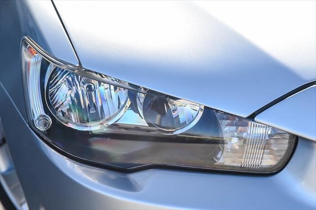 Mitsubishi Lancer image 2