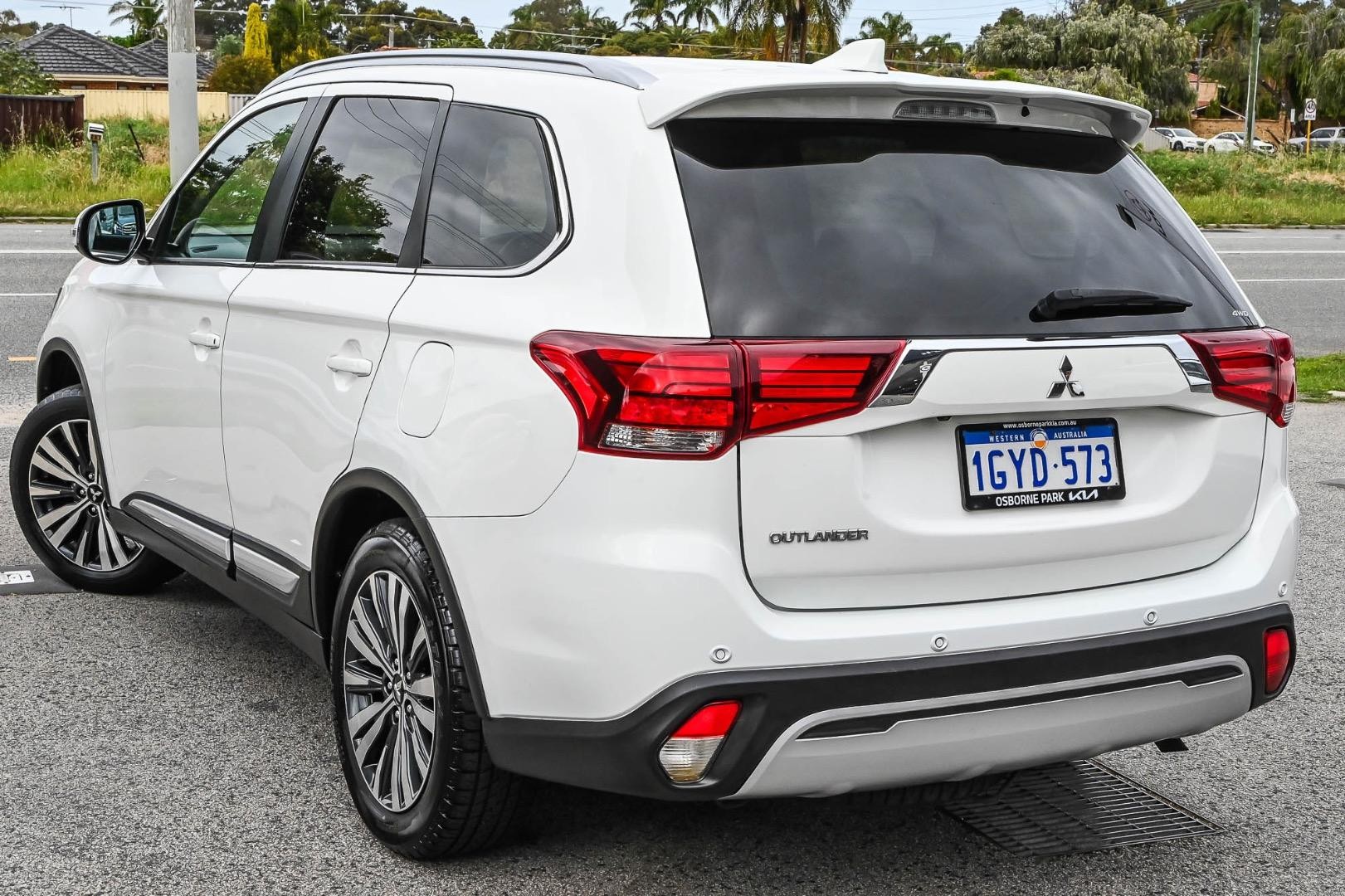 Mitsubishi Outlander image 2