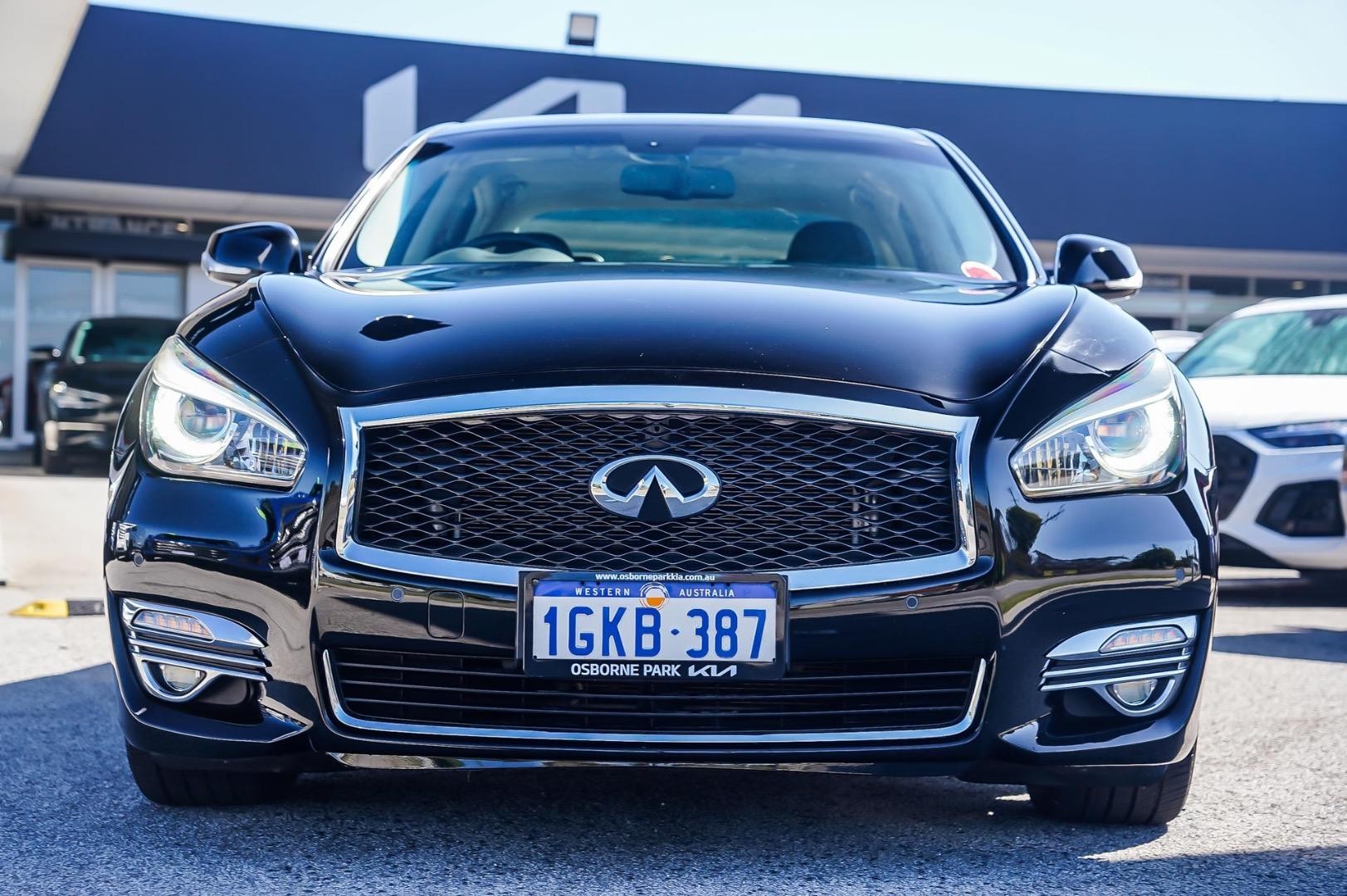 Infiniti Q70 image 4