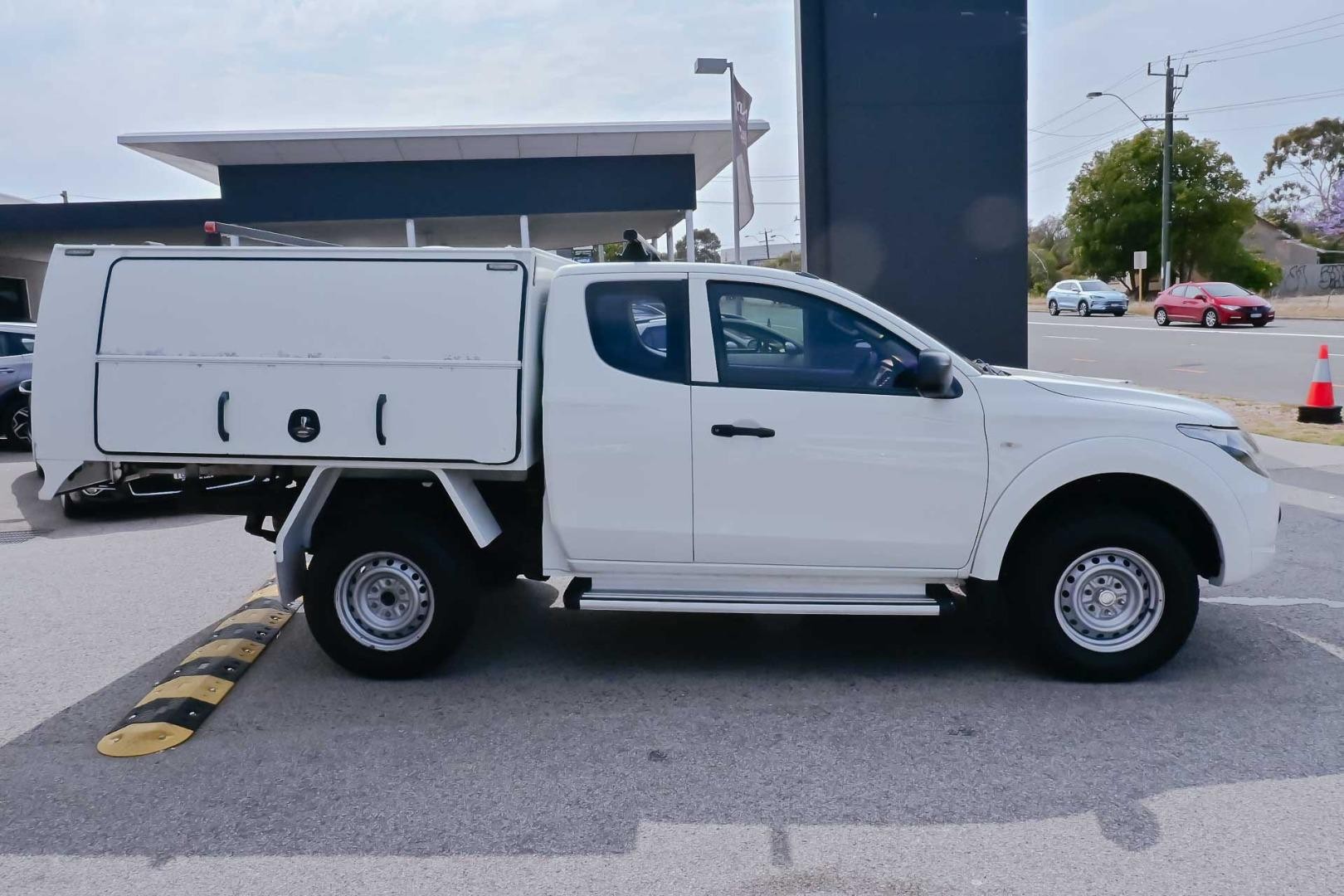 Mitsubishi Triton image 2