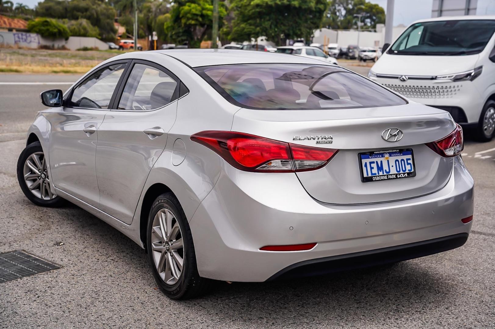 Hyundai Elantra image 2