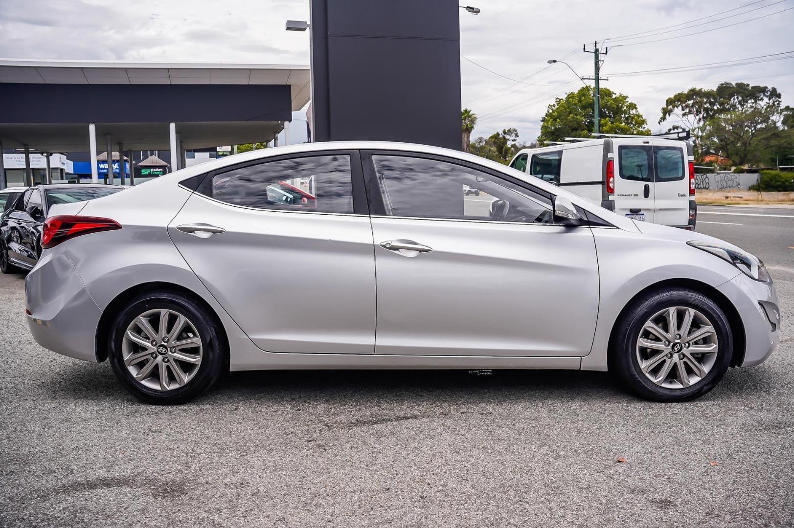 Hyundai Elantra image 3