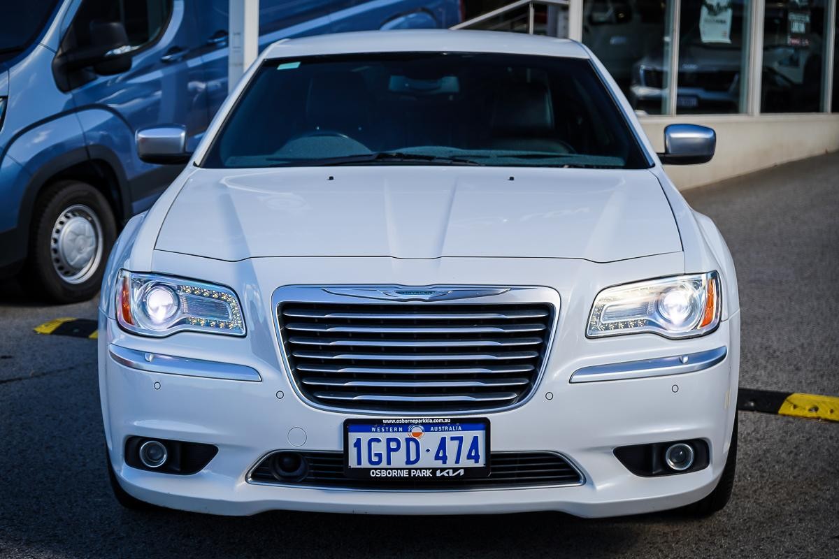 Chrysler 300 image 4