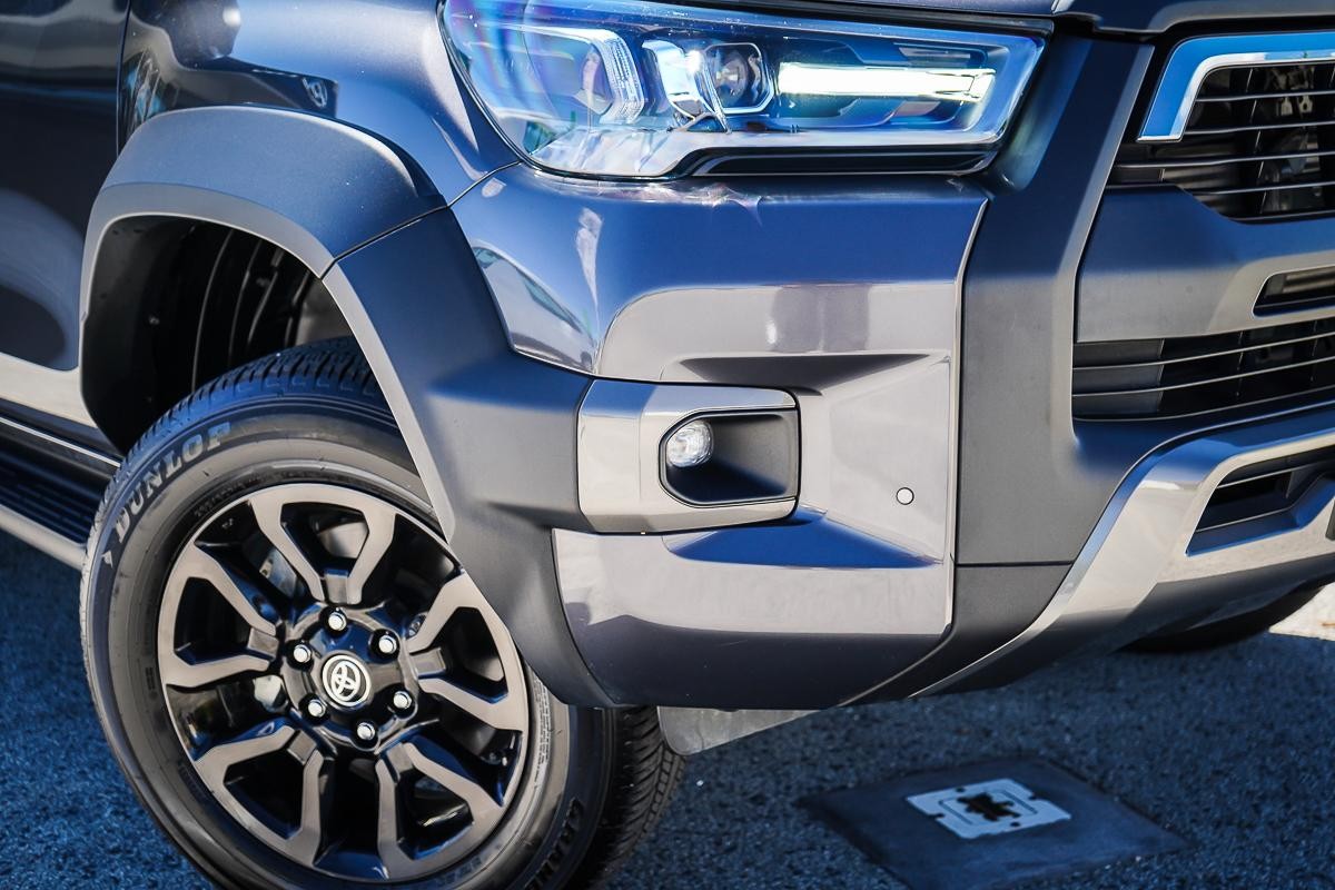 Toyota Hilux image 2