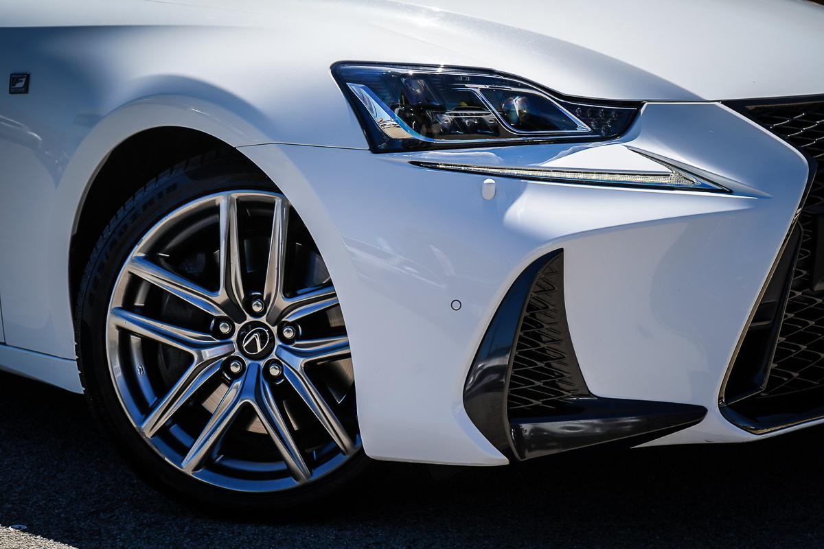 Lexus Is image 2