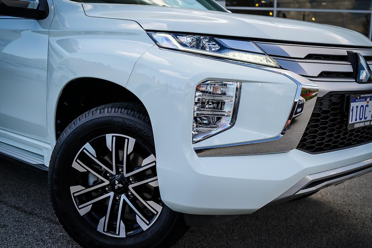 Mitsubishi Pajero Sport image 2