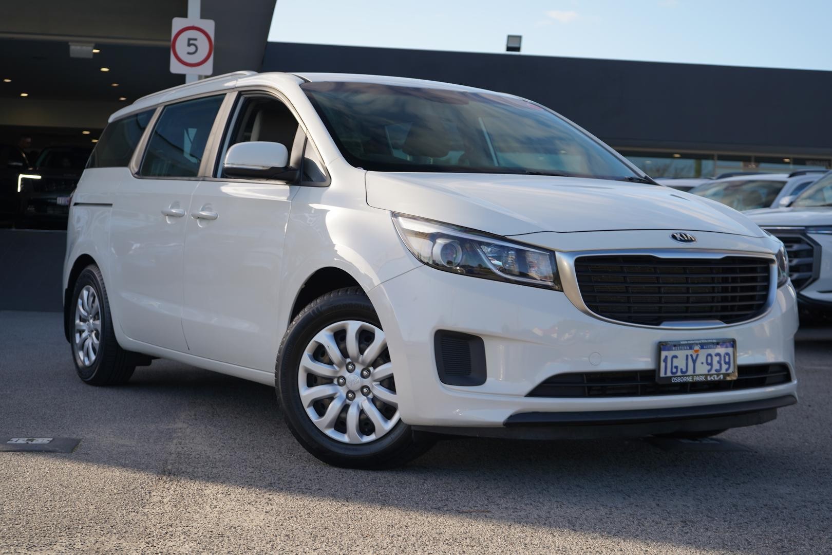 Kia Carnival image 1