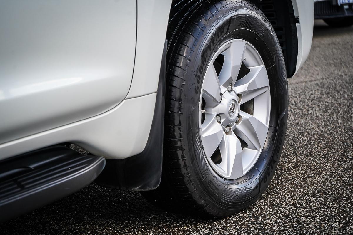 Toyota Landcruiser Prado image 2