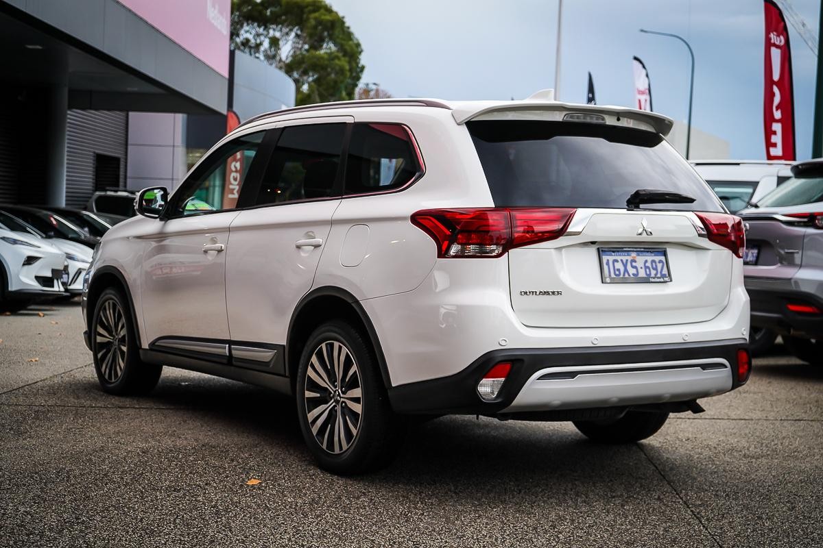 Mitsubishi Outlander image 4