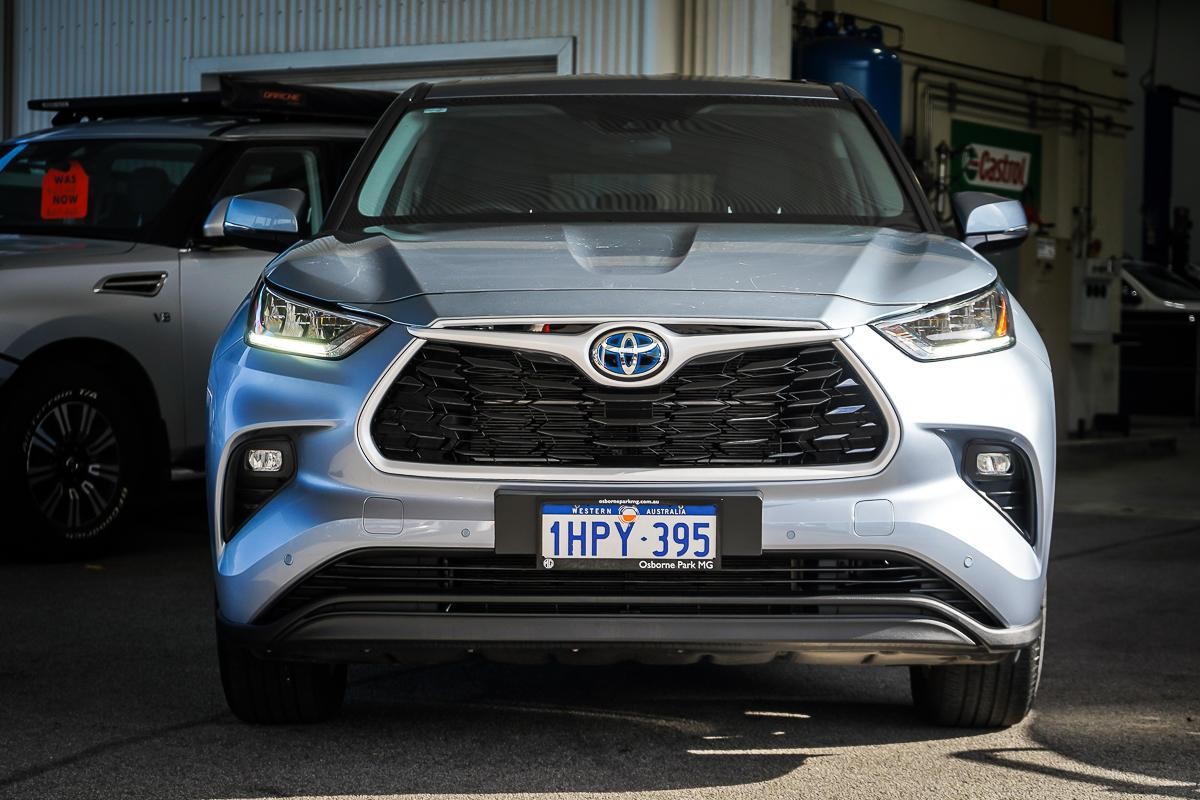 Toyota Kluger image 3