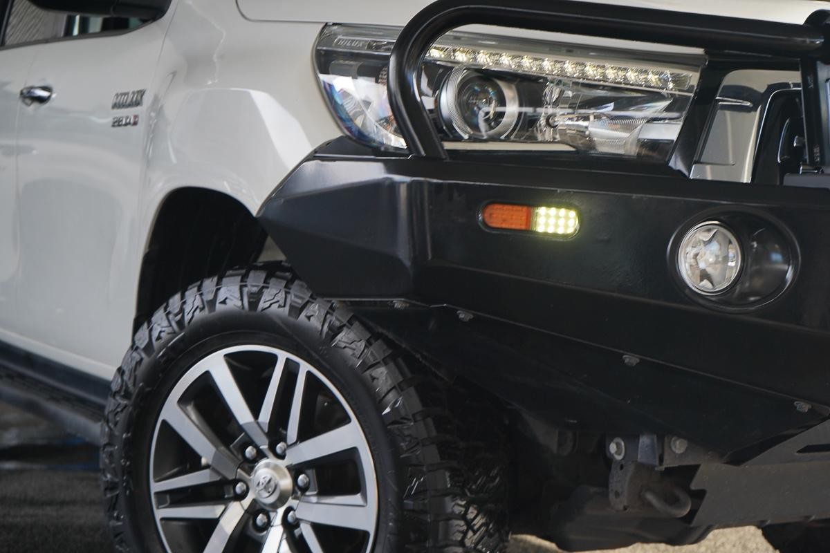 Toyota Hilux image 2