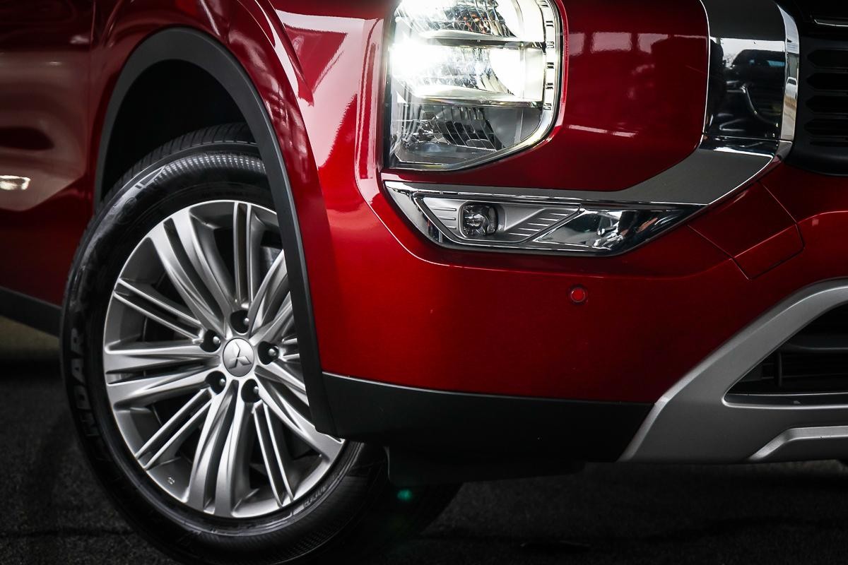 Mitsubishi Outlander image 2