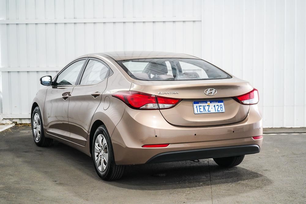 Hyundai Elantra image 4