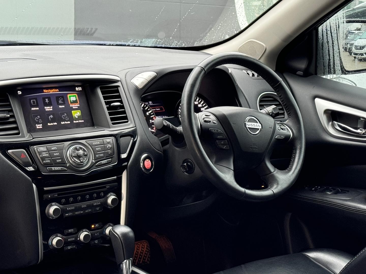 Nissan Pathfinder image 2
