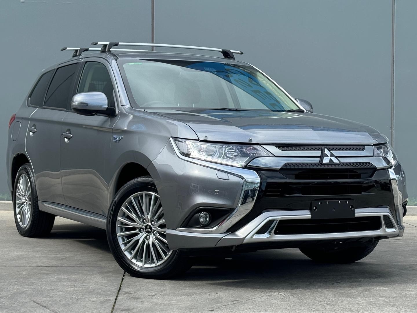 Mitsubishi Outlander image 1