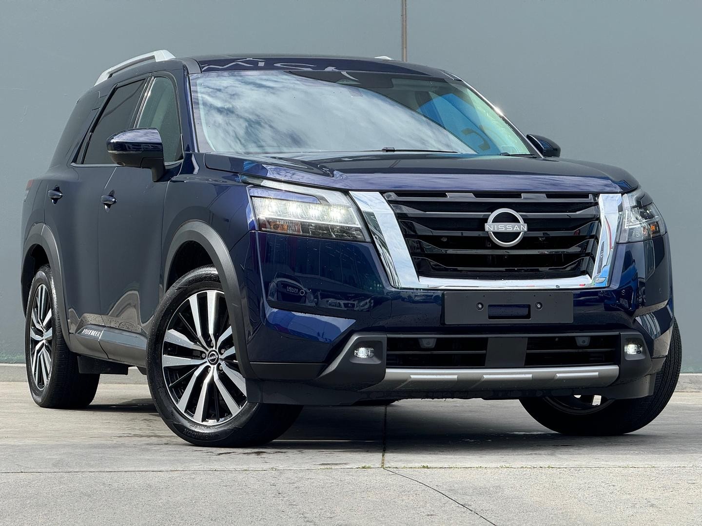 Nissan Pathfinder image 1