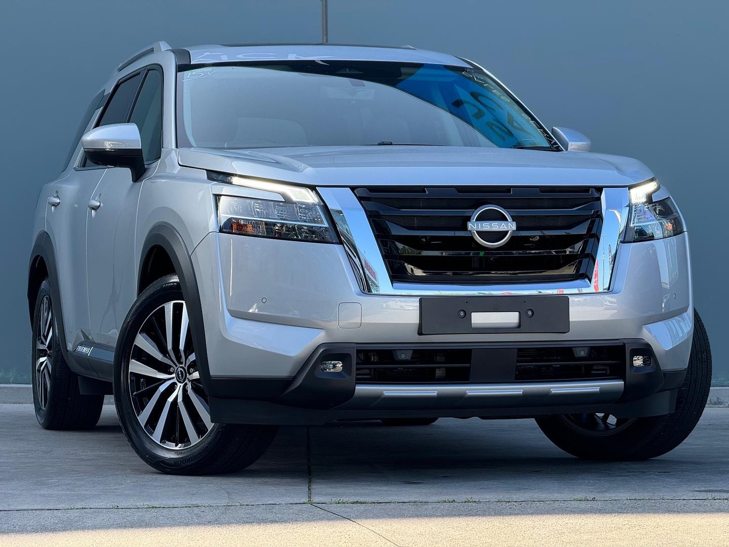 Nissan Pathfinder image 1