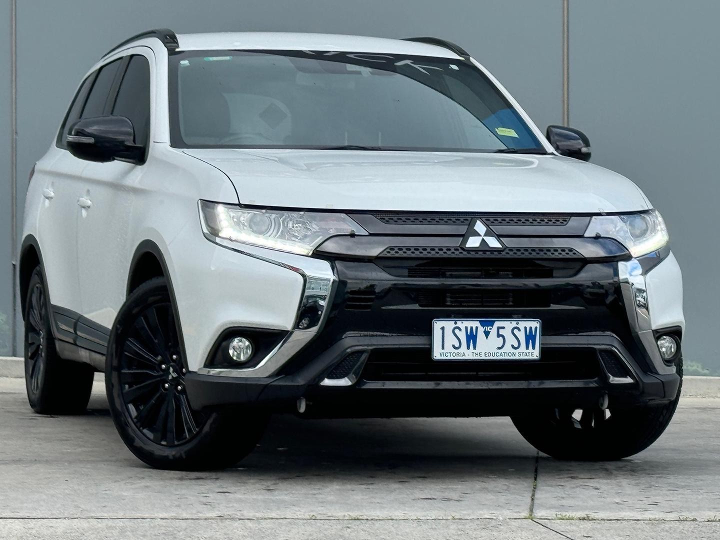 Mitsubishi Outlander image 1