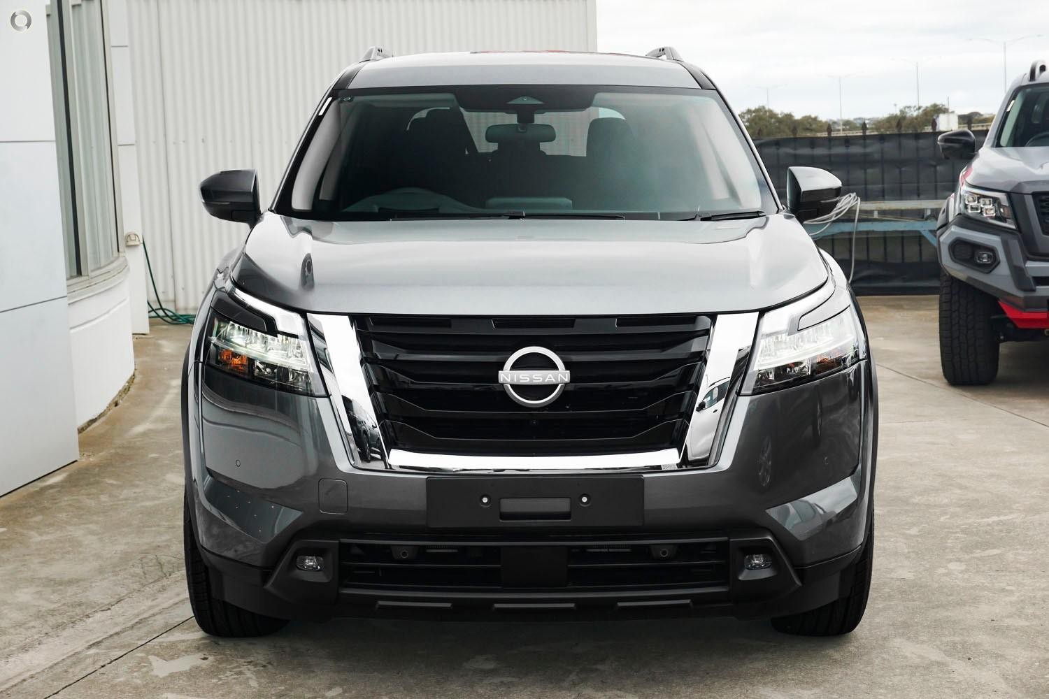 Nissan Pathfinder image 2