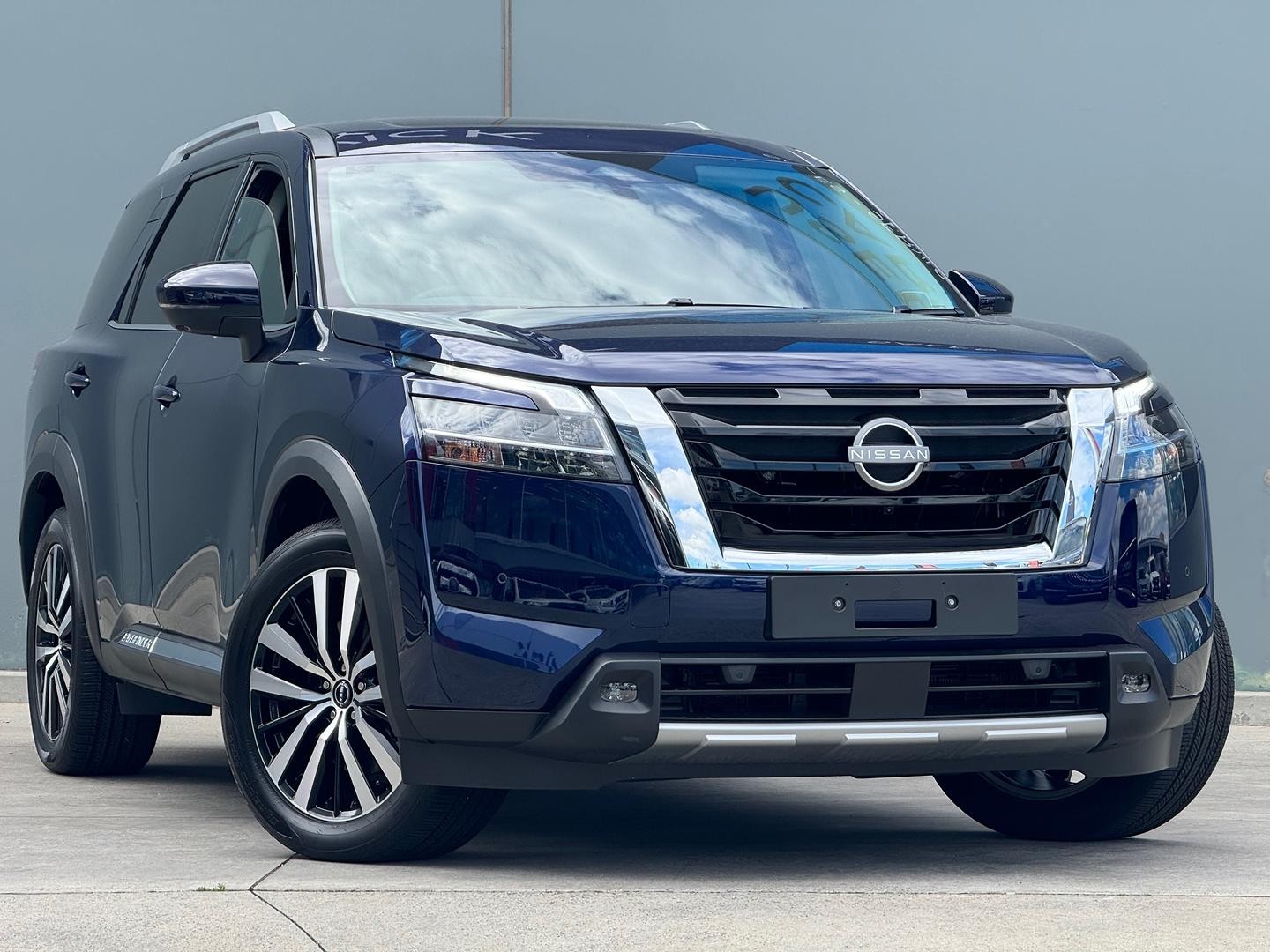 Nissan Pathfinder image 1