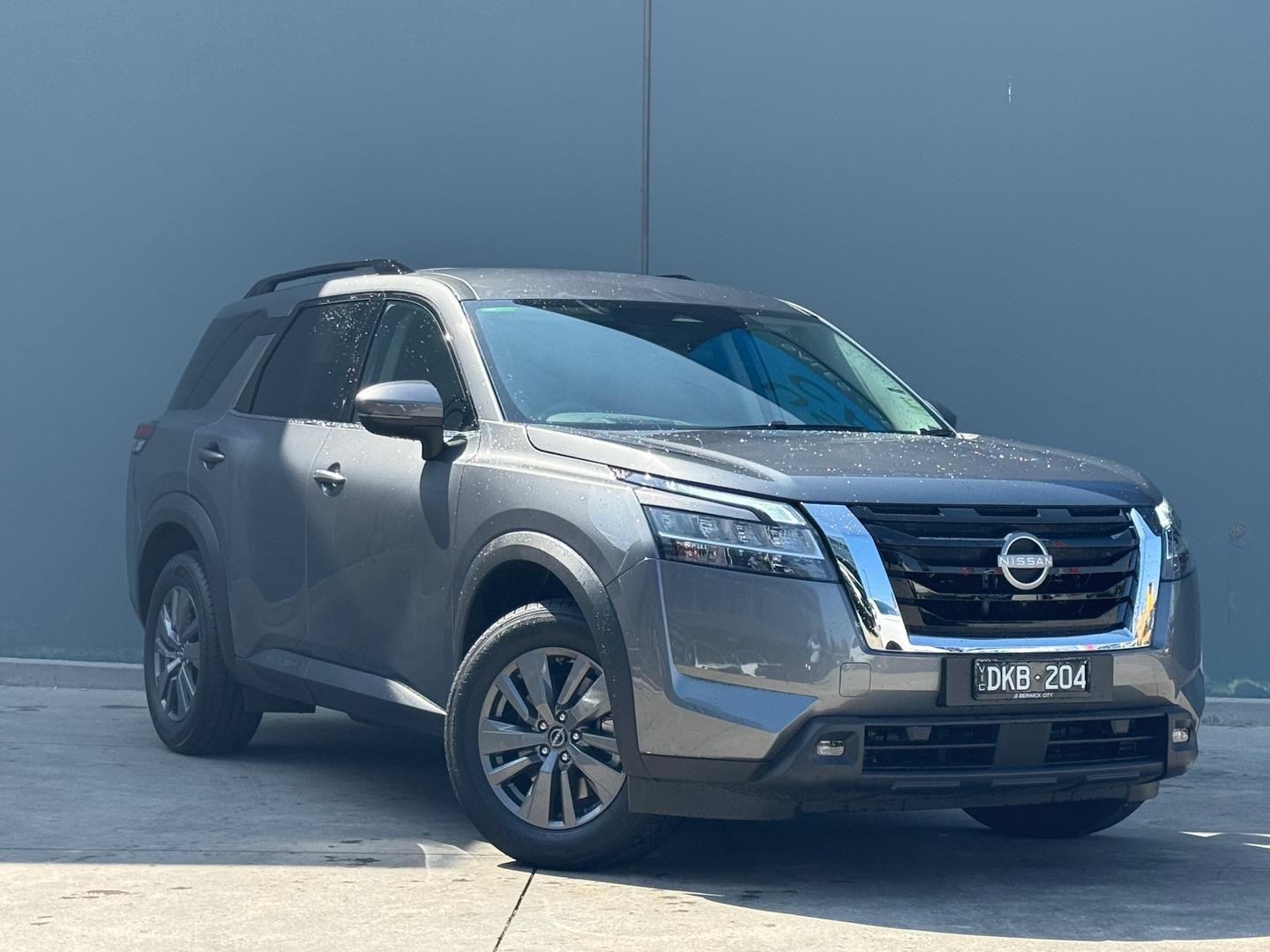 Nissan Pathfinder image 1