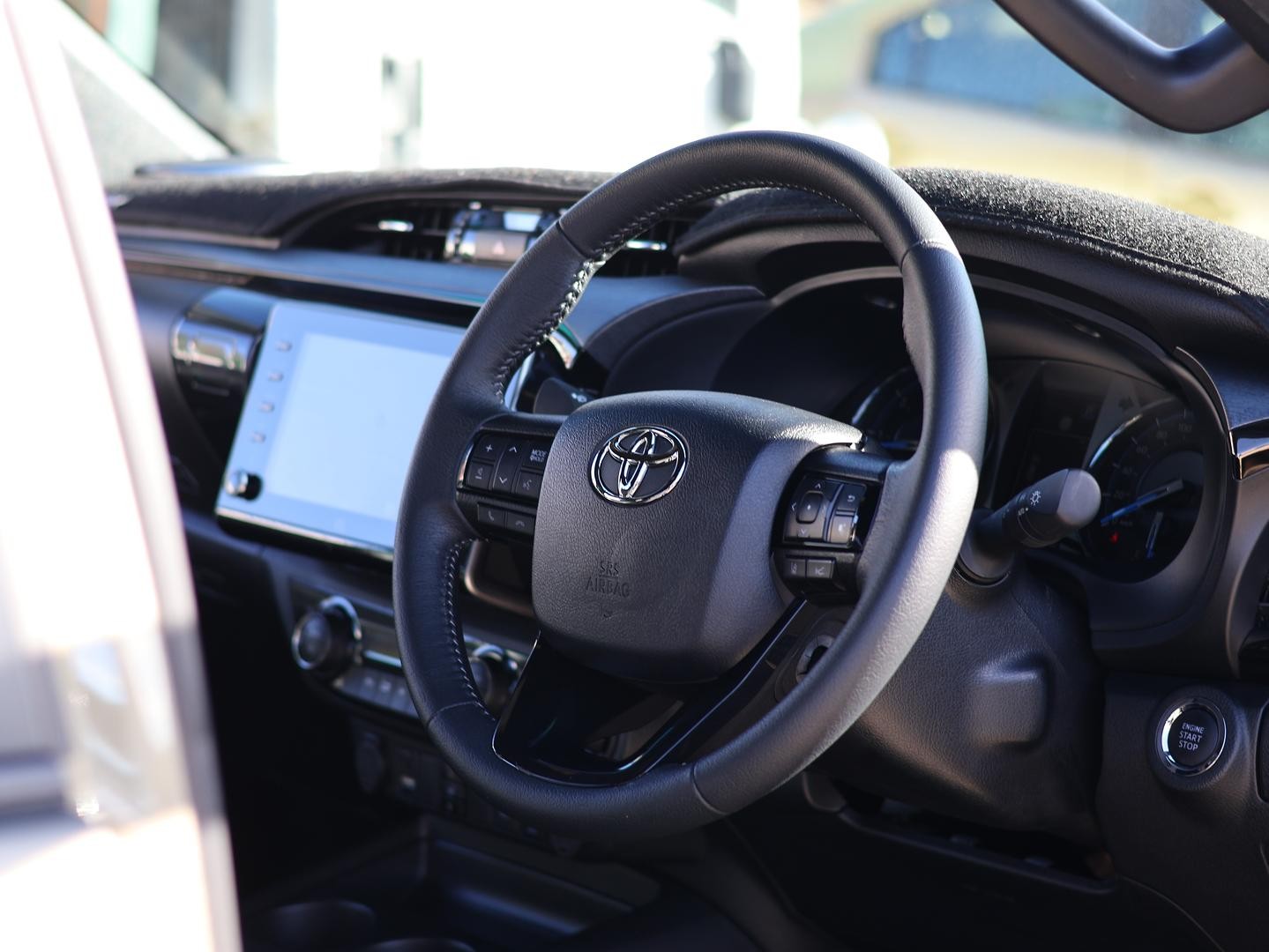 Toyota Hilux image 2