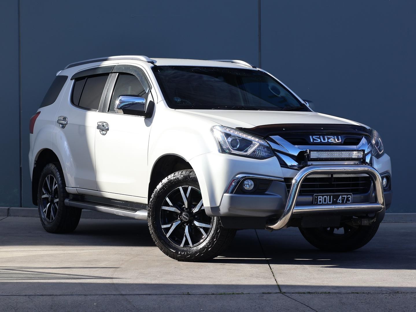 Isuzu Mu-x image 1