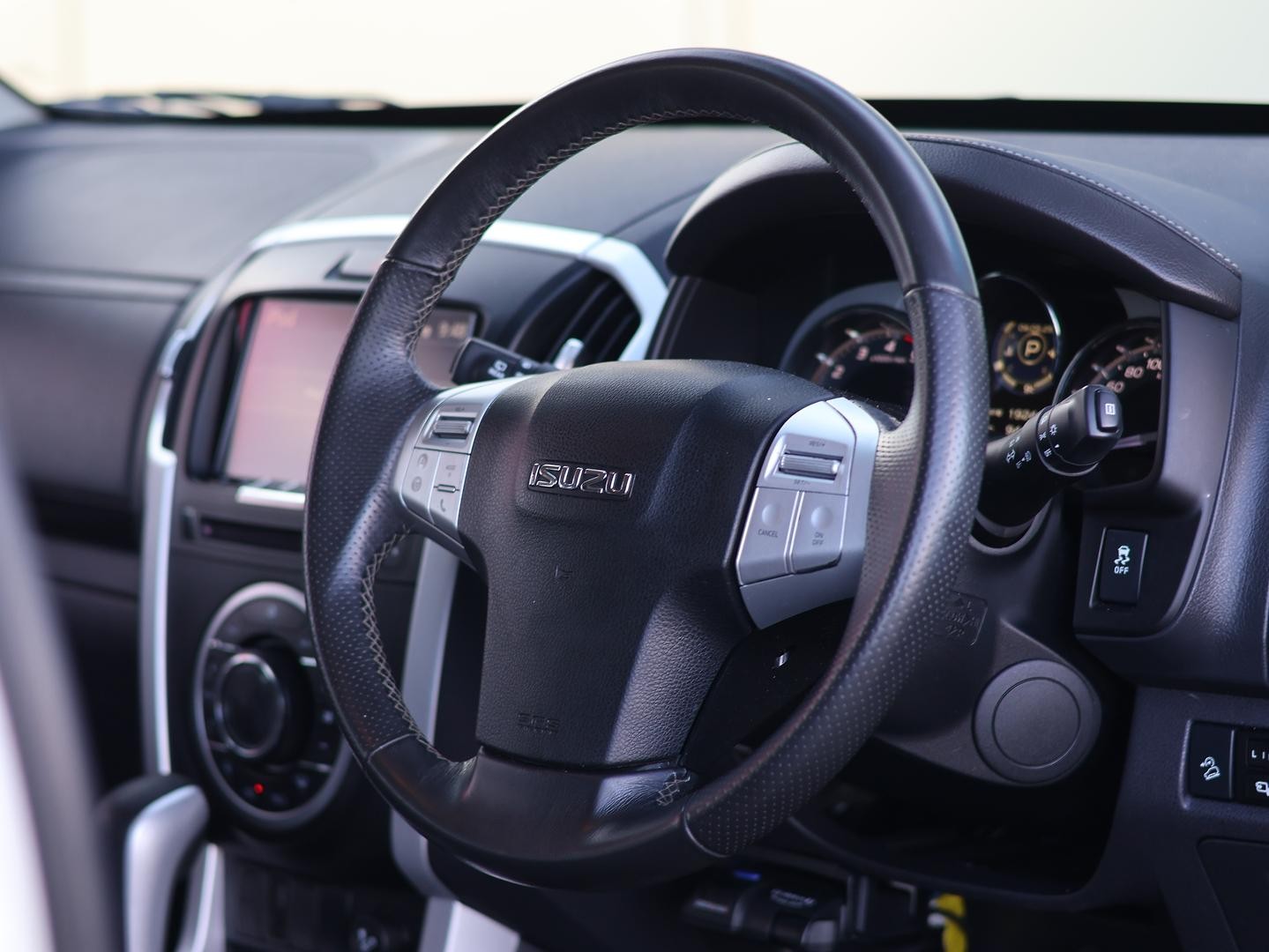 Isuzu Mu-x image 2