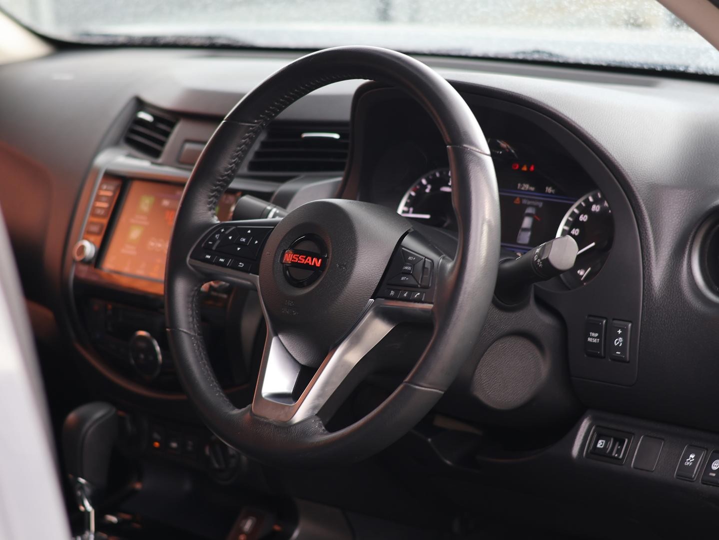 Nissan Navara image 2