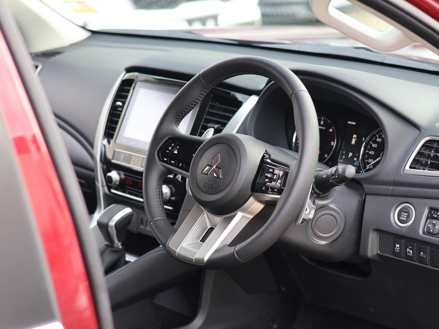 Mitsubishi Pajero Sport image 2