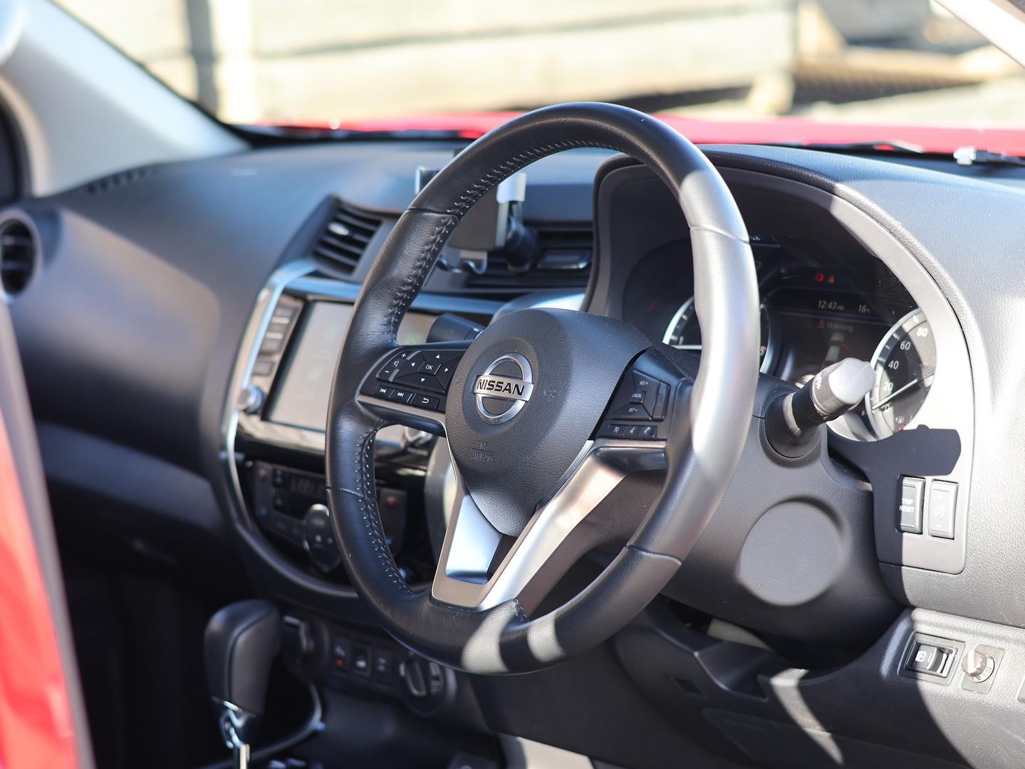 Nissan Navara image 2