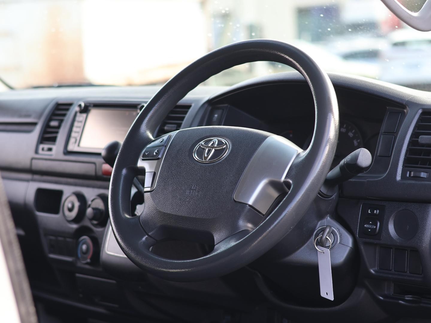 Toyota Hiace image 2