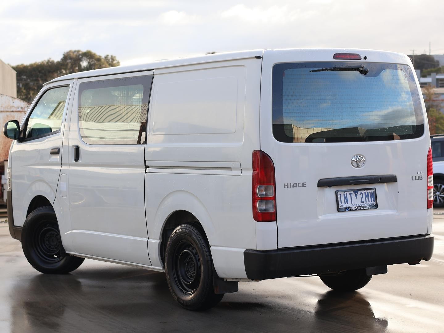 Toyota Hiace image 3