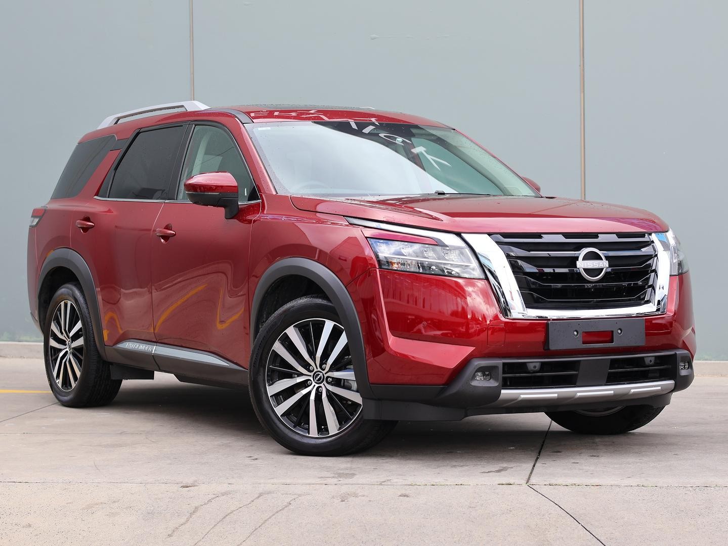 Nissan Pathfinder image 1