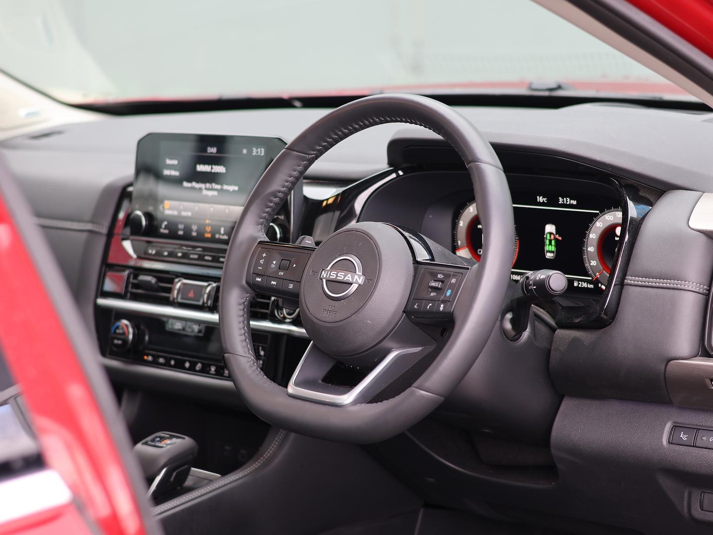 Nissan Pathfinder image 2