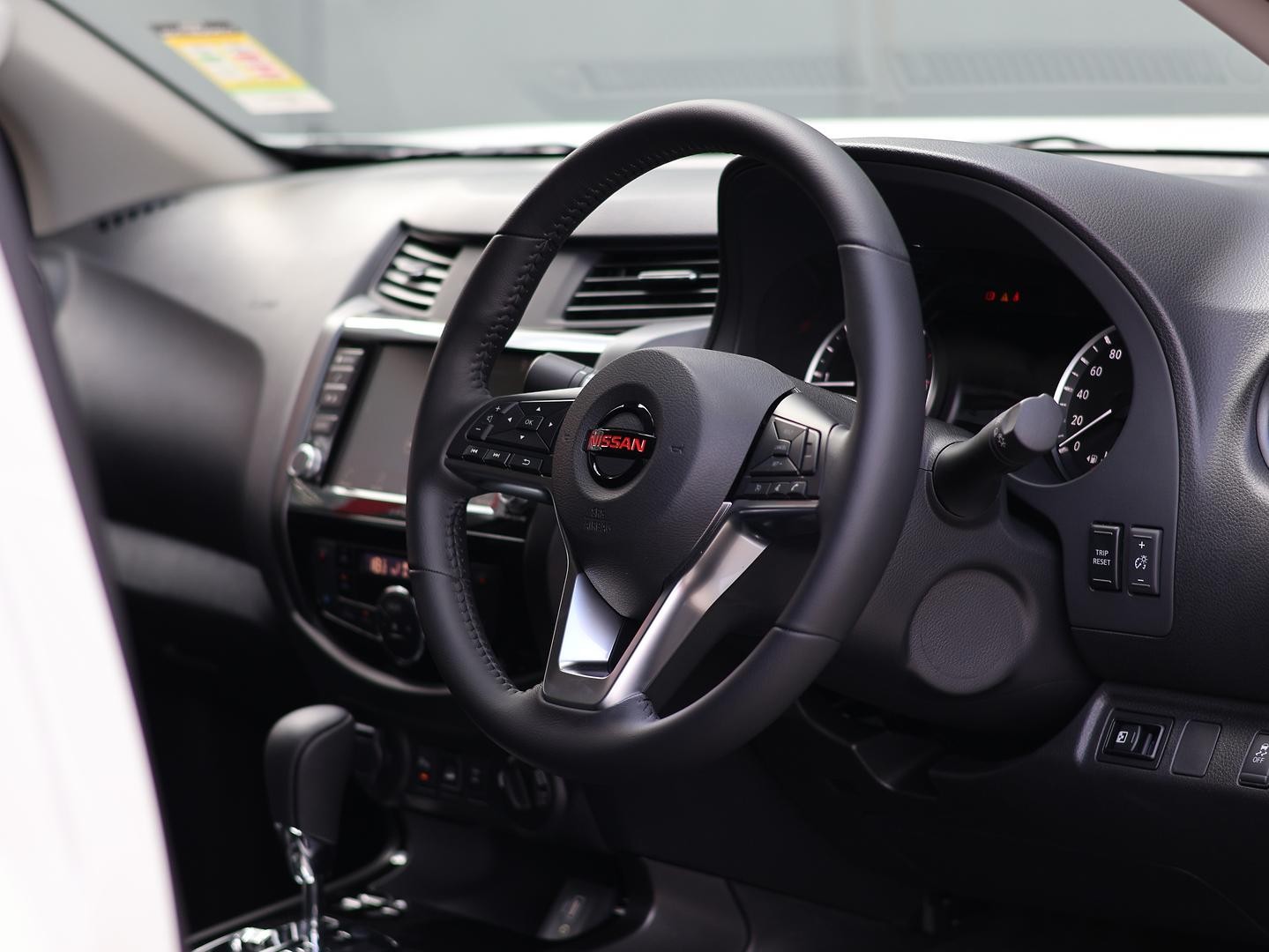 Nissan Navara image 2