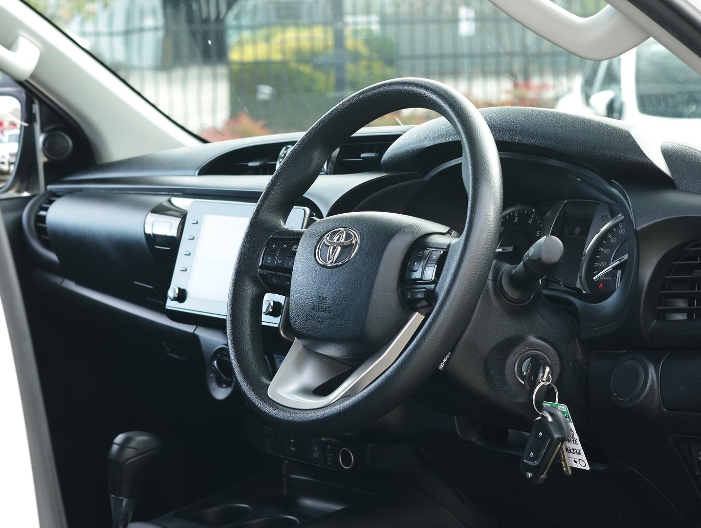 Toyota Hilux image 2