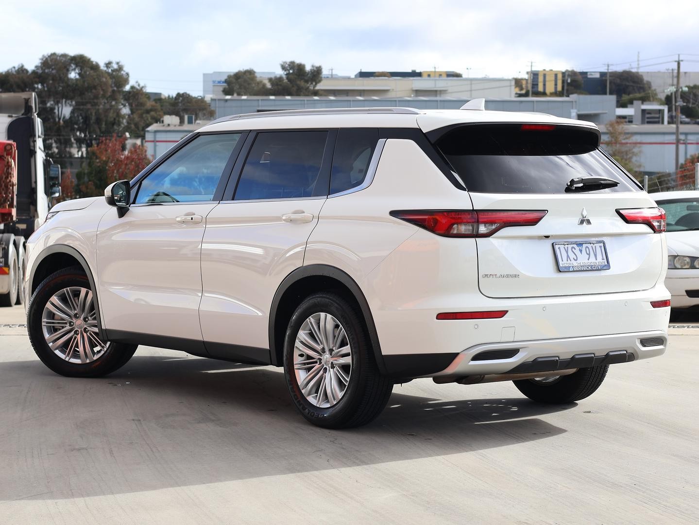 Mitsubishi Outlander image 3