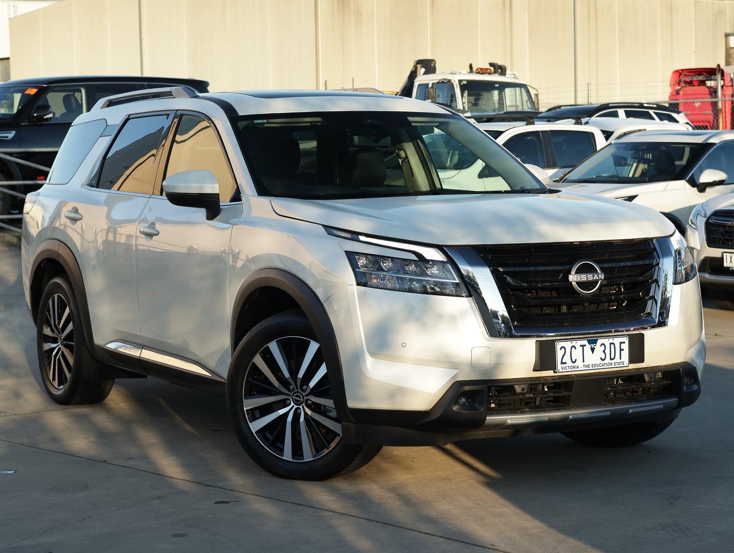 Nissan Pathfinder image 1