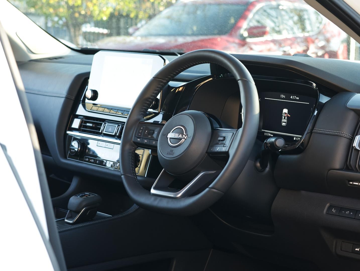 Nissan Pathfinder image 2
