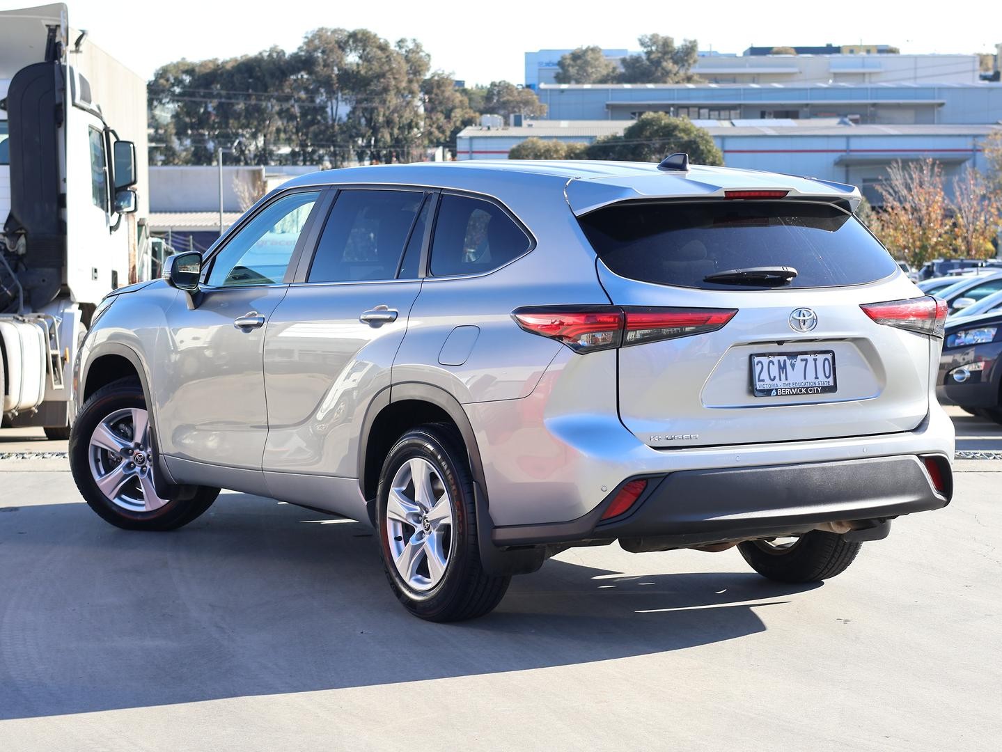 Toyota Kluger image 3