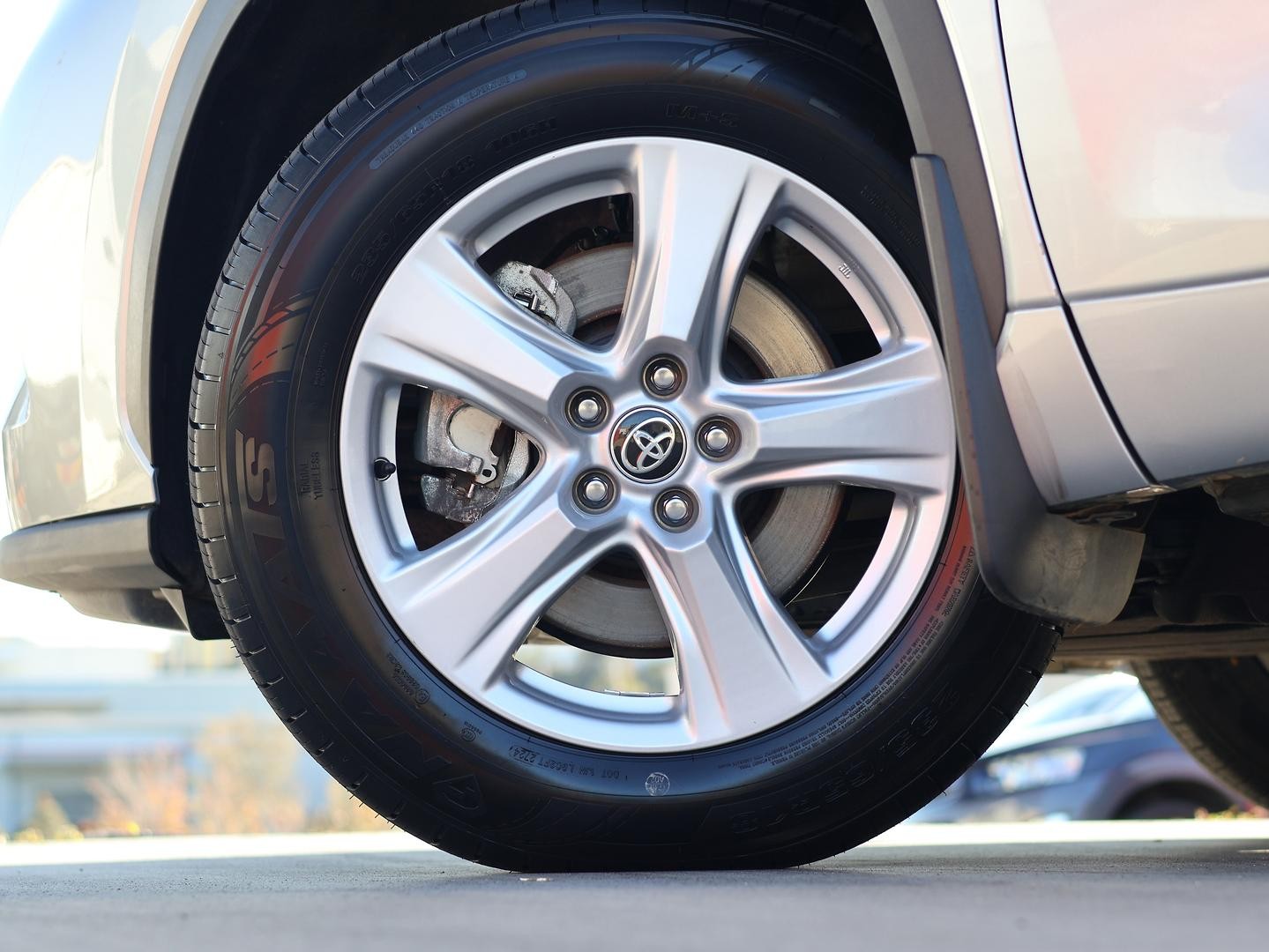 Toyota Kluger image 4