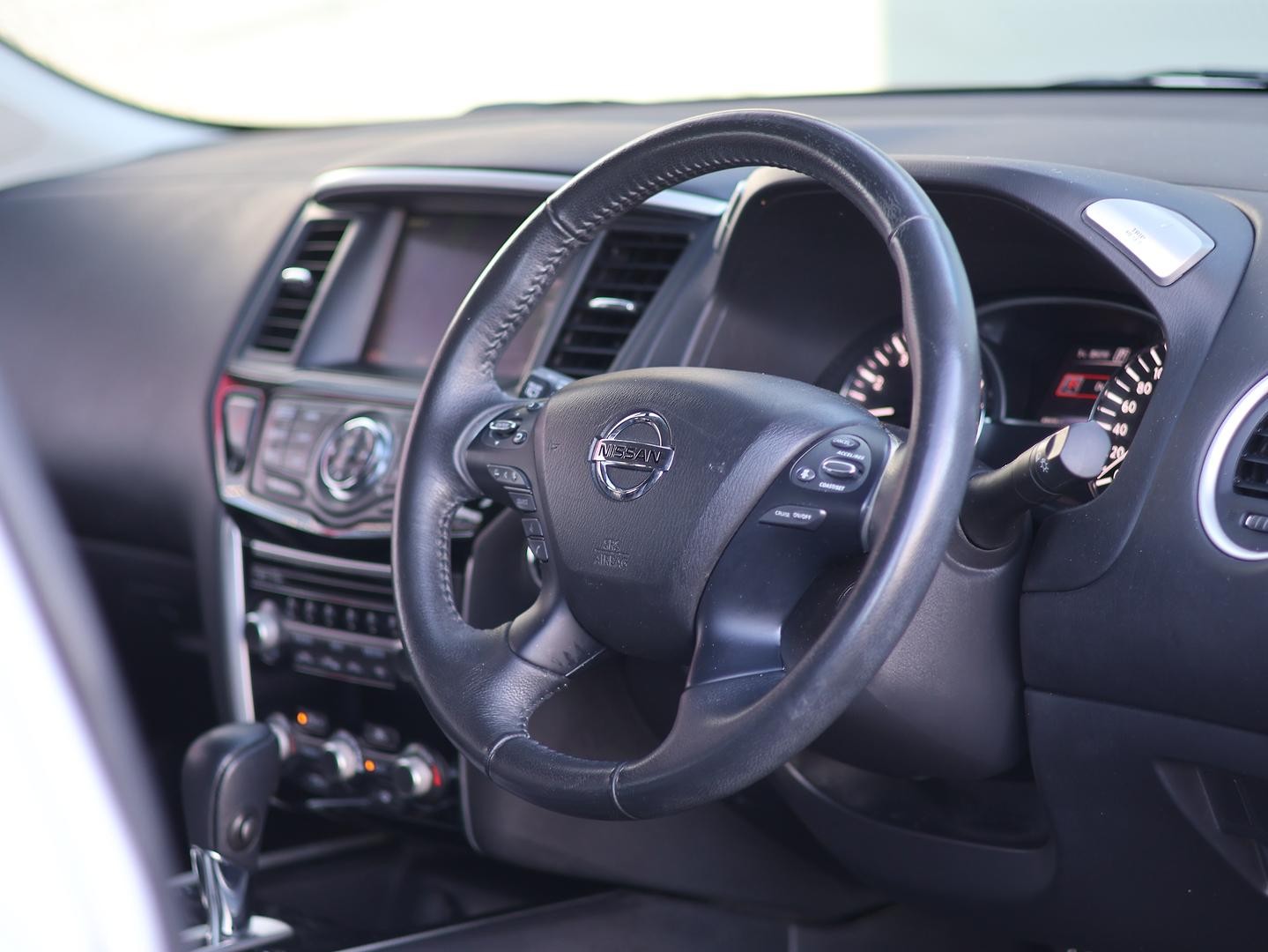 Nissan Pathfinder image 2