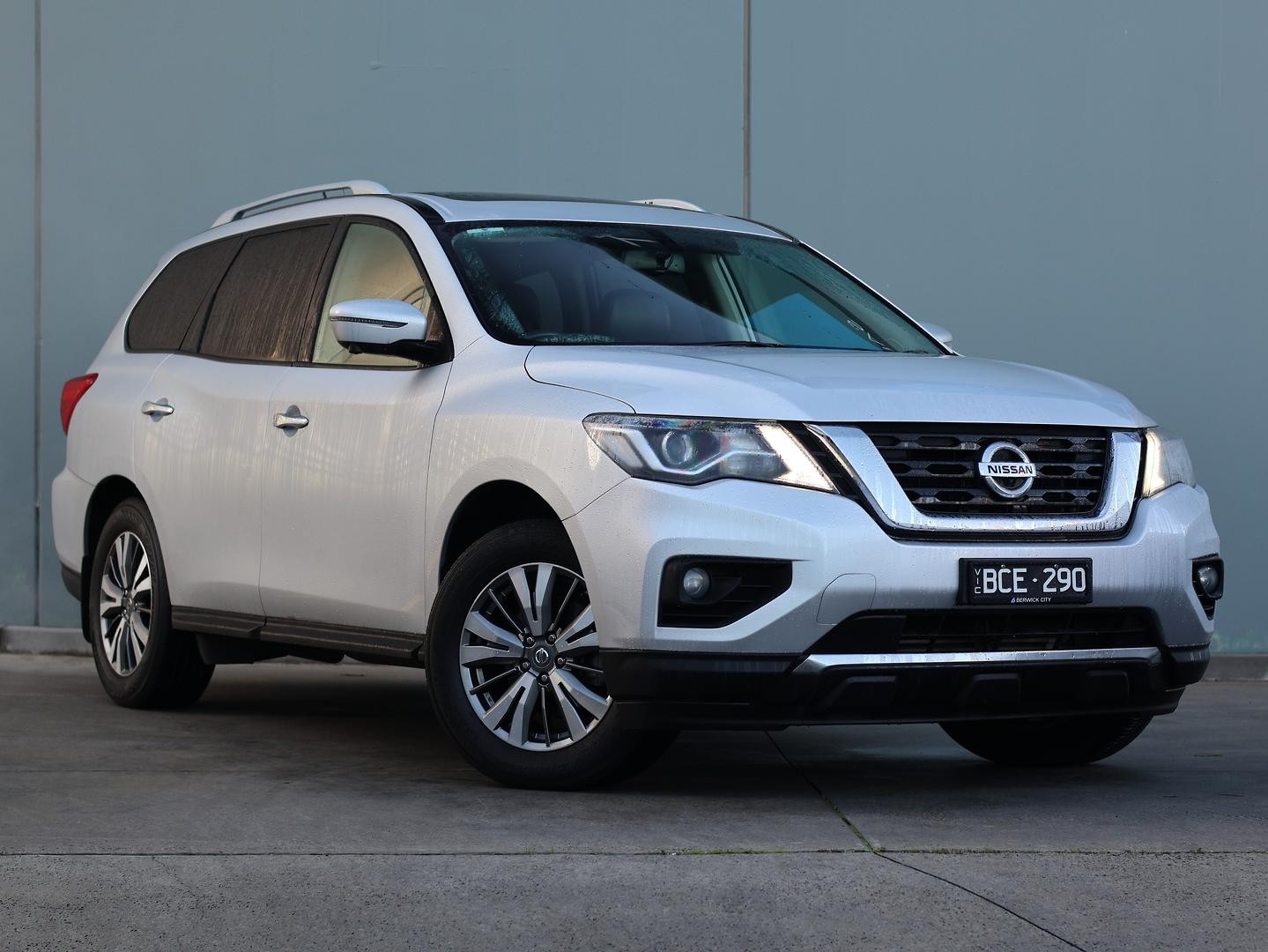 Nissan Pathfinder image 1