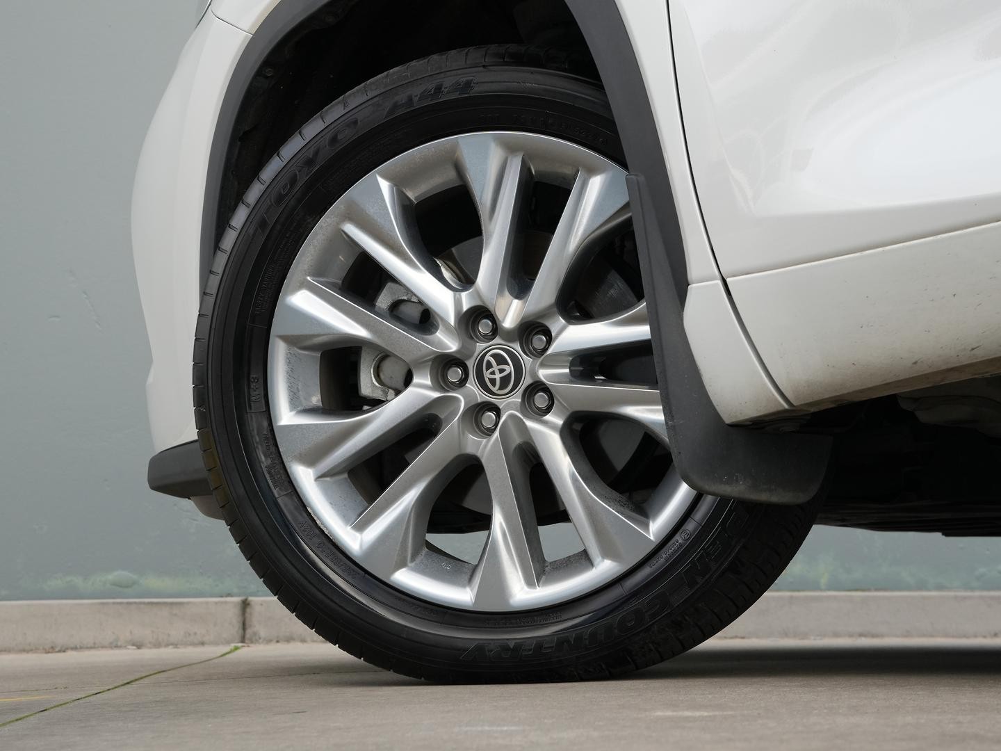 Toyota Kluger image 4