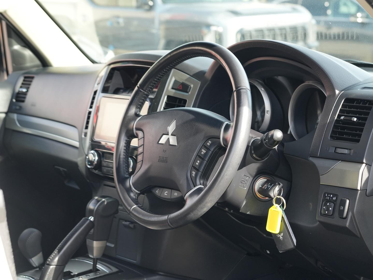 Mitsubishi Pajero image 2