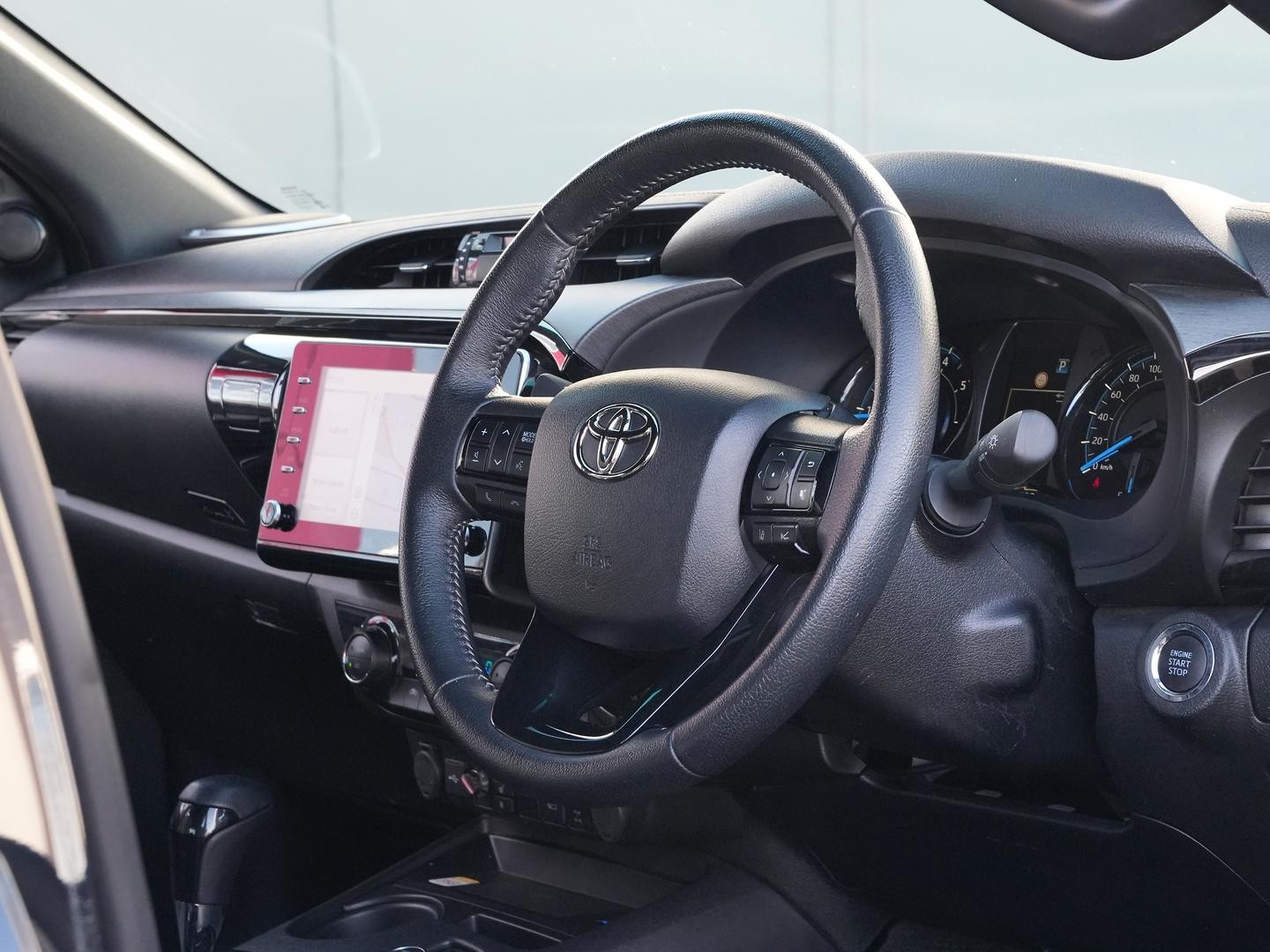 Toyota Hilux image 2