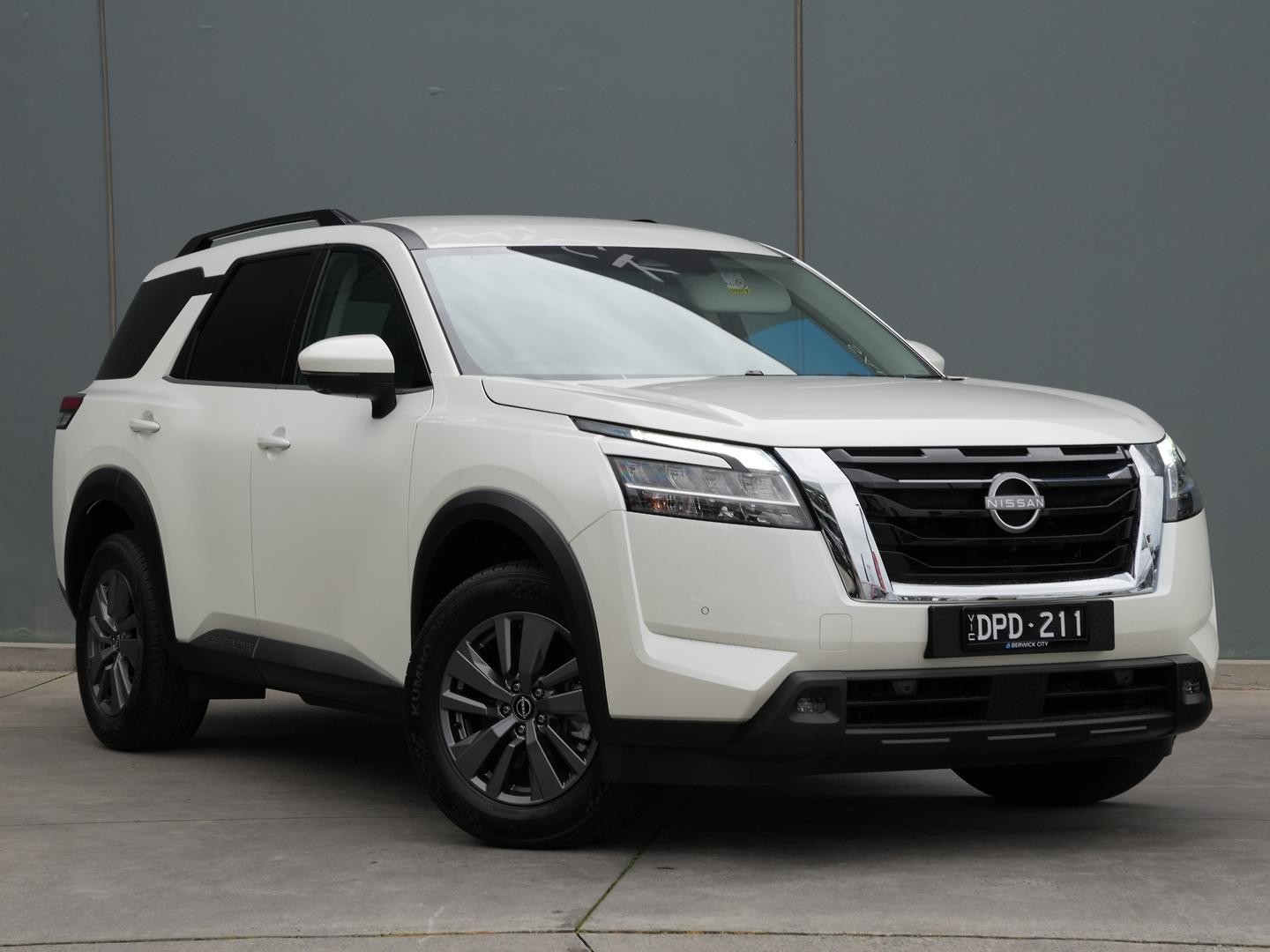Nissan Pathfinder image 1