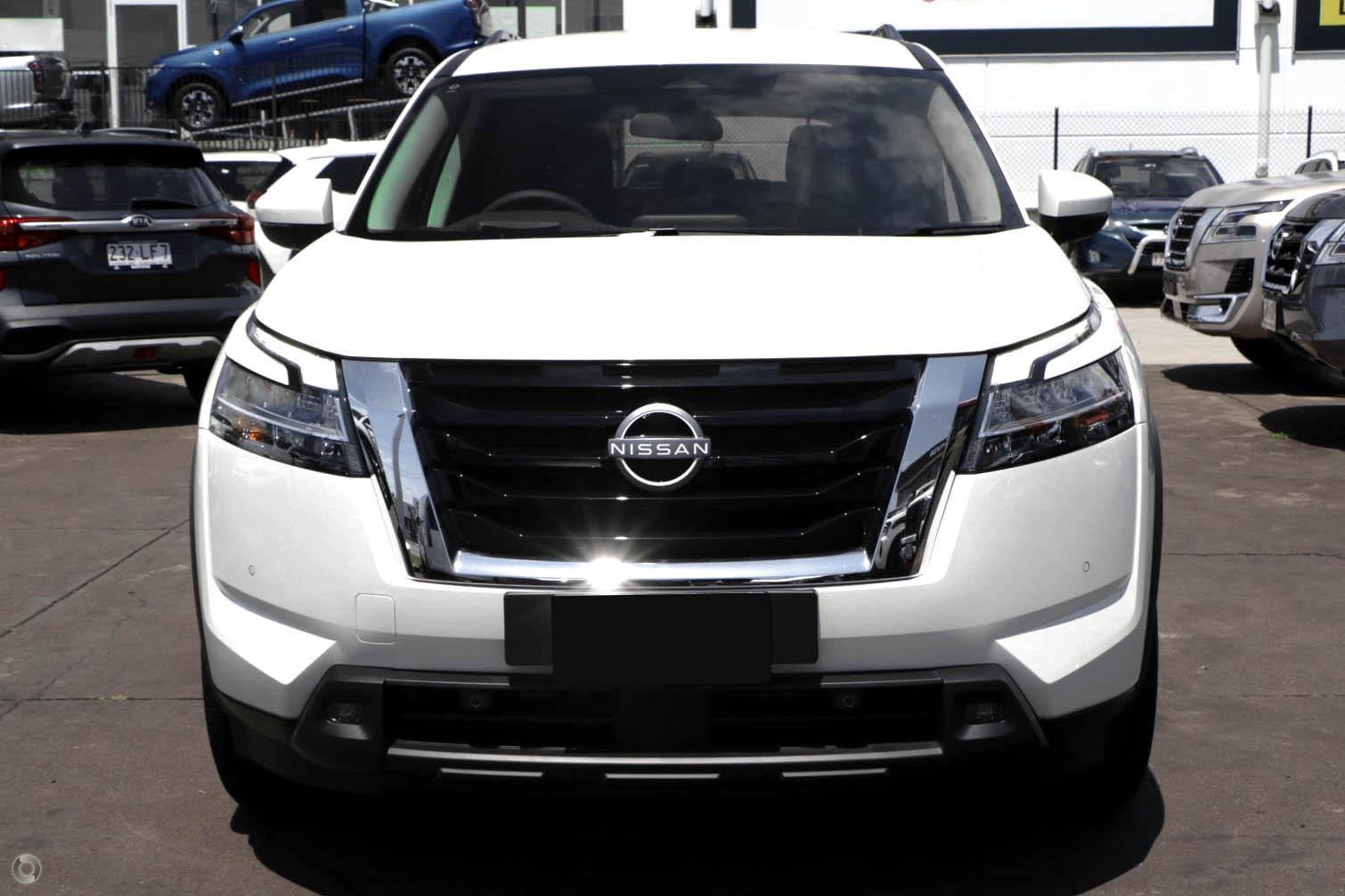 Nissan Pathfinder image 2
