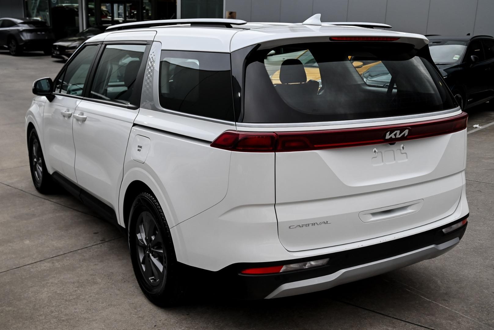 Kia Carnival image 3